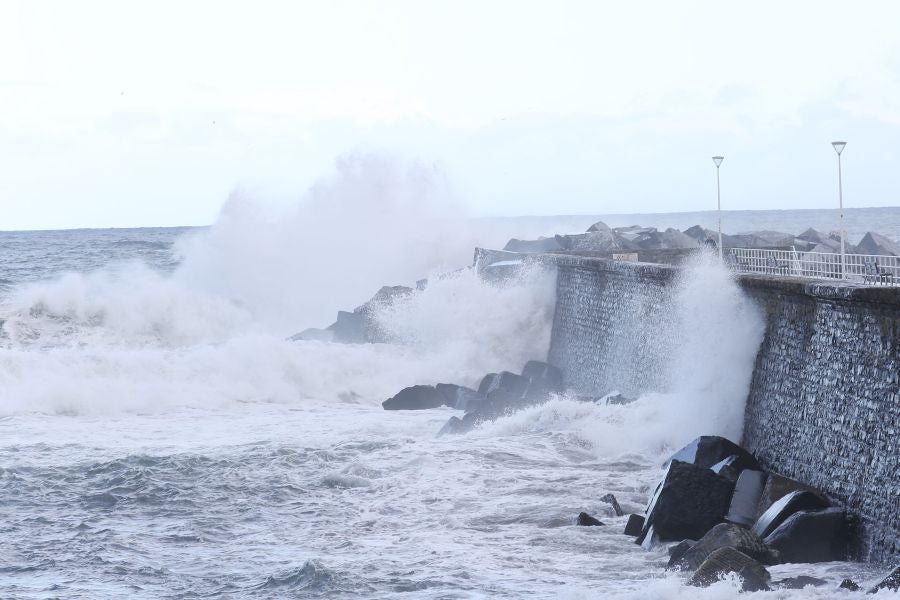 La ciclogénesis 'Hugo' traerá viento, oleaje y lluvias generalizadas. Ante esta previsión, la costa de Gipuzkoa permanecerá este sábado en alerta naranja por fuerte oleaje.