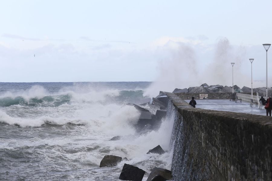 La ciclogénesis 'Hugo' traerá viento, oleaje y lluvias generalizadas. Ante esta previsión, la costa de Gipuzkoa permanecerá este sábado en alerta naranja por fuerte oleaje.