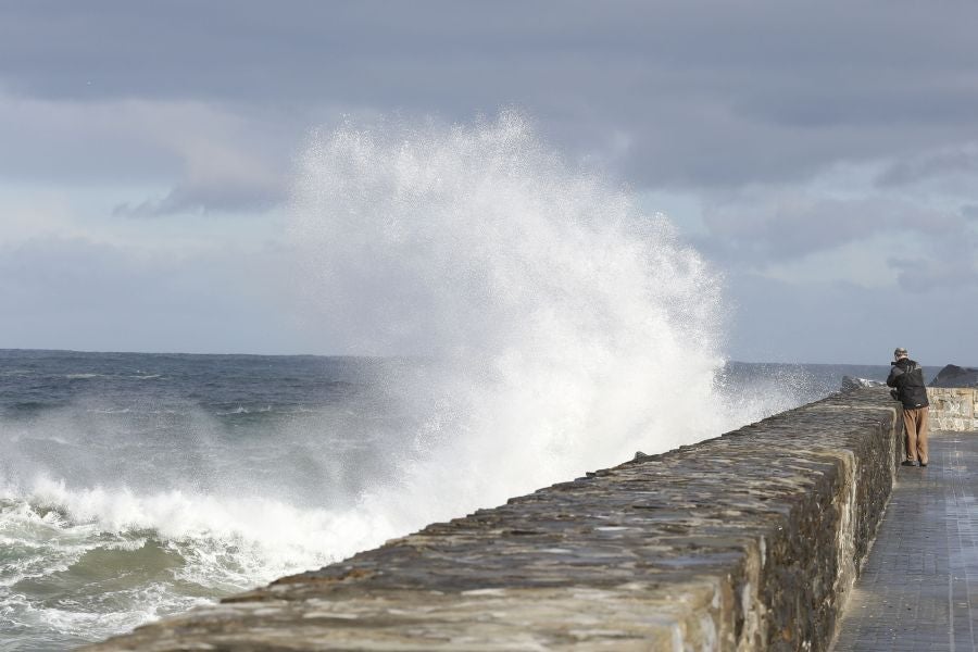 La ciclogénesis 'Hugo' traerá viento, oleaje y lluvias generalizadas. Ante esta previsión, la costa de Gipuzkoa permanecerá este sábado en alerta naranja por fuerte oleaje.