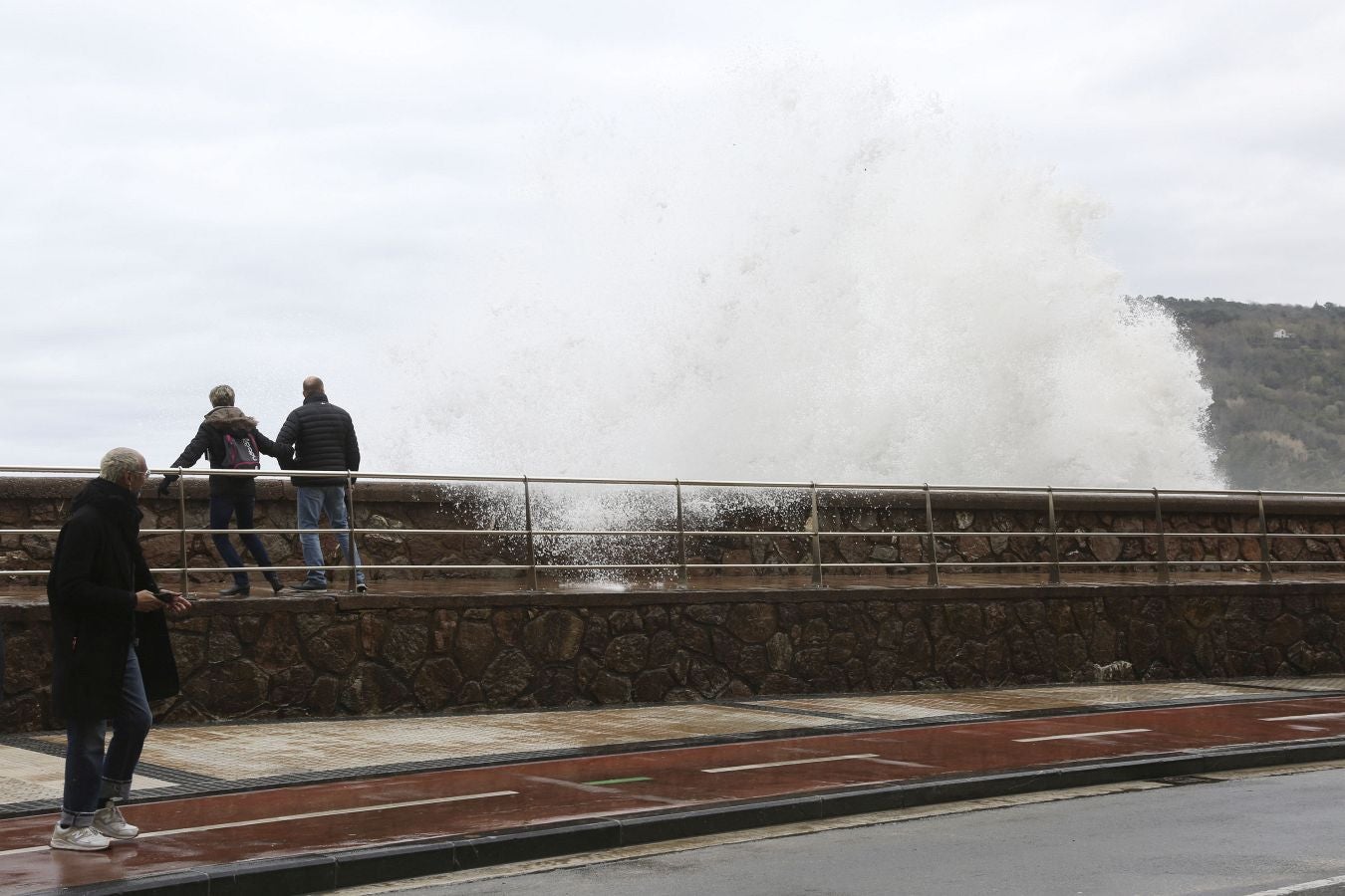 La ciclogénesis 'Hugo' traerá viento, oleaje y lluvias generalizadas. Ante esta previsión, la costa de Gipuzkoa permanecerá este sábado en alerta naranja por fuerte oleaje.