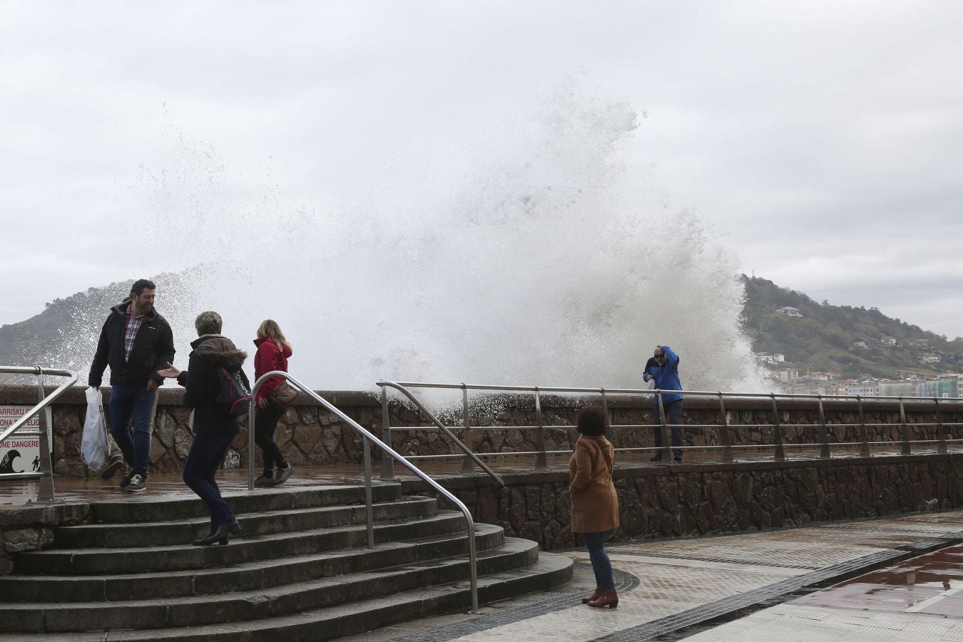 La ciclogénesis 'Hugo' traerá viento, oleaje y lluvias generalizadas. Ante esta previsión, la costa de Gipuzkoa permanecerá este sábado en alerta naranja por fuerte oleaje.