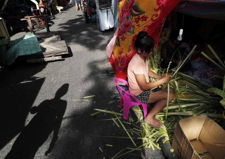 En la ciudad de Paranaque, sur de Manila, Filipinas, los vecinos de la localidad conmemoran la entrada de Cristo en la ciudad de Jerusalén con hojas de palma. Los católicos filipinos llevan sus 'palaspas' hasta la iglesia más cercana para que sea bendecido por el cura local. Finalmente, el ramo colgará en la entrada de las casas locales a fin de que el demonio no lo cruce jamás. 