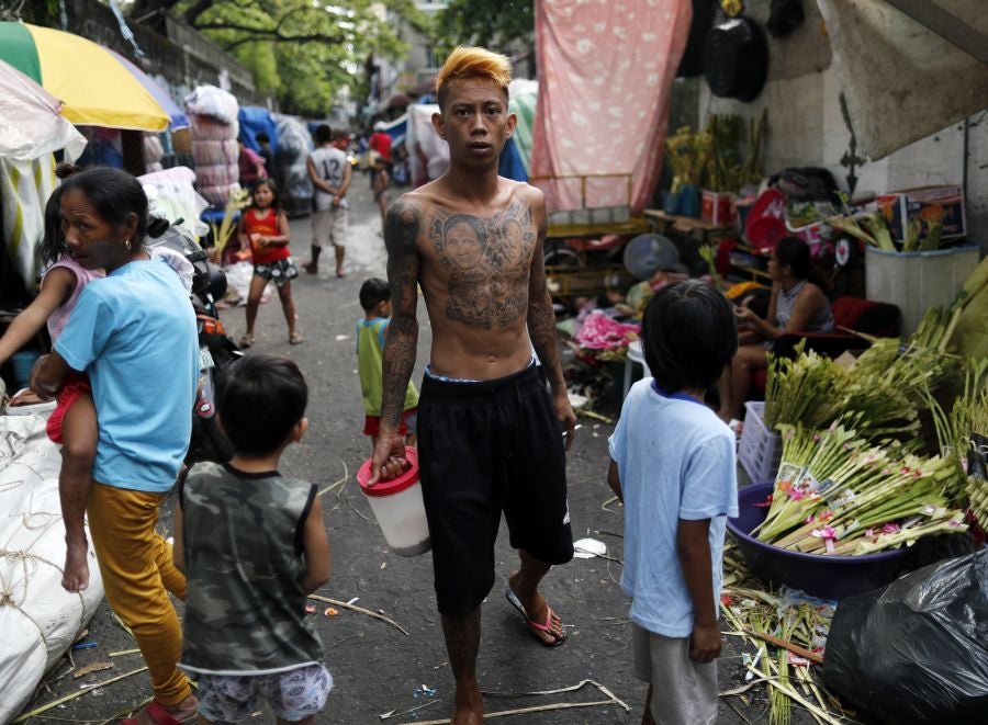En la ciudad de Paranaque, sur de Manila, Filipinas, los vecinos de la localidad conmemoran la entrada de Cristo en la ciudad de Jerusalén con hojas de palma. Los católicos filipinos llevan sus 'palaspas' hasta la iglesia más cercana para que sea bendecido por el cura local. Finalmente, el ramo colgará en la entrada de las casas locales a fin de que el demonio no lo cruce jamás. 