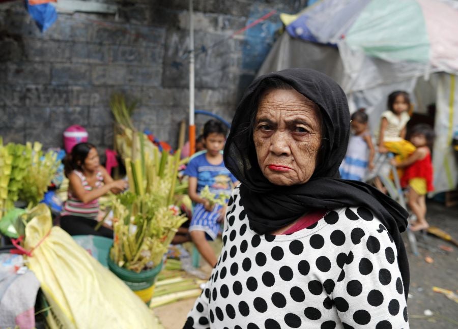En la ciudad de Paranaque, sur de Manila, Filipinas, los vecinos de la localidad conmemoran la entrada de Cristo en la ciudad de Jerusalén con hojas de palma. Los católicos filipinos llevan sus 'palaspas' hasta la iglesia más cercana para que sea bendecido por el cura local. Finalmente, el ramo colgará en la entrada de las casas locales a fin de que el demonio no lo cruce jamás. 