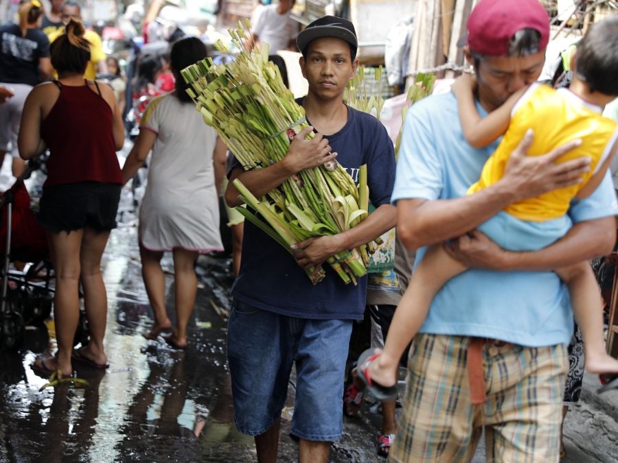 En la ciudad de Paranaque, sur de Manila, Filipinas, los vecinos de la localidad conmemoran la entrada de Cristo en la ciudad de Jerusalén con hojas de palma. Los católicos filipinos llevan sus 'palaspas' hasta la iglesia más cercana para que sea bendecido por el cura local. Finalmente, el ramo colgará en la entrada de las casas locales a fin de que el demonio no lo cruce jamás. 