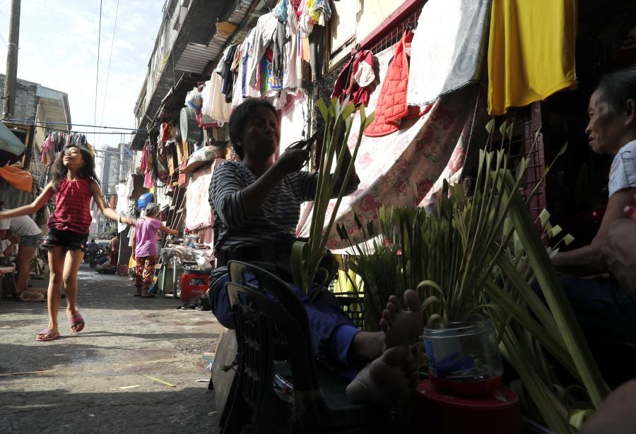En la ciudad de Paranaque, sur de Manila, Filipinas, los vecinos de la localidad conmemoran la entrada de Cristo en la ciudad de Jerusalén con hojas de palma. Los católicos filipinos llevan sus 'palaspas' hasta la iglesia más cercana para que sea bendecido por el cura local. Finalmente, el ramo colgará en la entrada de las casas locales a fin de que el demonio no lo cruce jamás. 