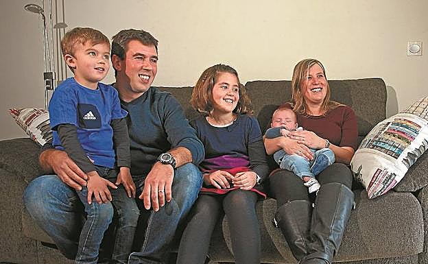 FAMILIA DE ERRENTERIA. Jon sostiene a Aimar, junto a Ane y Enara, que abraza al benjamín Unai