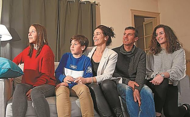 FAMILIA DE BAIONA. Gaine, Kilian, Patricia, Cédric y Beatriz, en el sofá de su casa