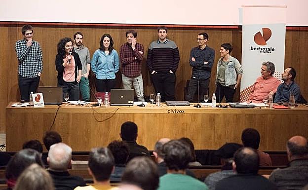 Ezker-eskuin, Igoa, Lujanbio,Gaztelumendi, Illaro, Goikoetxea, Zabaleta, Elortza eta Artetxe. Eserita, Murua eta Gaztelumendi. 