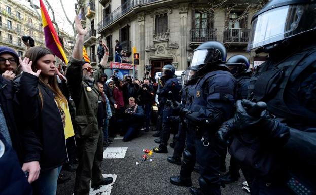 Imagen principal - Nueve detenidos en los enfrentamientos entre manifestantes y Mossos