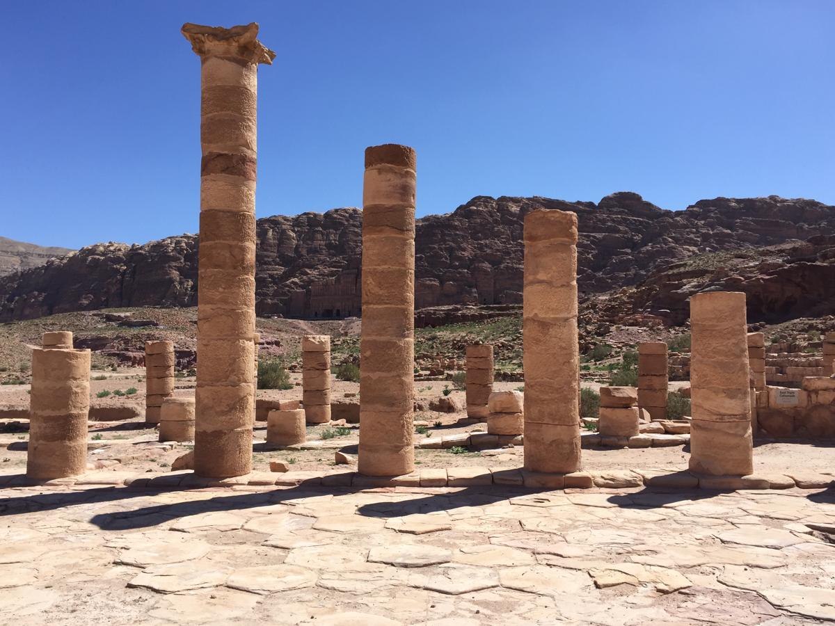 Incluida entre las Siete Maravillas del Mundo en 2007, esta urbe abandonada con gran parte de sus construcciones talladas en la roca es la mayor atracción de Jordania