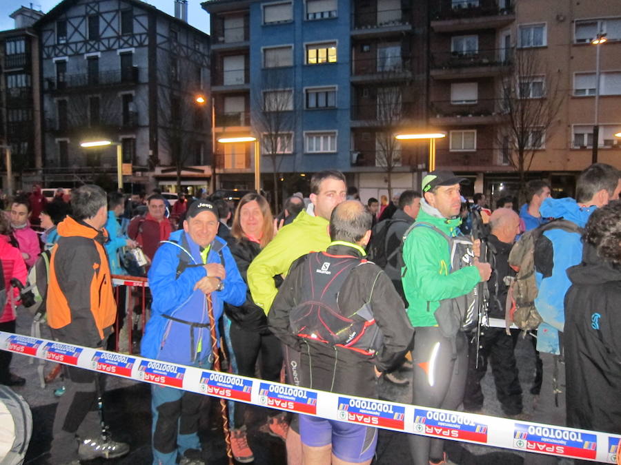 El grupo de montaña Aizkardi, de Amasa-Villabona, celebró el domingo su 50 marcha montañera con gran éxito de participación, 764 personas que desafiaron al mal tiempo con humor. De ellos 316 montañeros partieron a las siete de la mañana desde la plaza de Villabona para completar un recorrido de 43 kilómetros. A las ocho fueron 448 los que dieron comienzo a la marcha con el objetivo de hacer 22 kilómetros. El barro fue el mayor enemigo y lo positivo que la lluvia dio tregua. Gorka Zubeldia recibió el premio Shebe Peña.