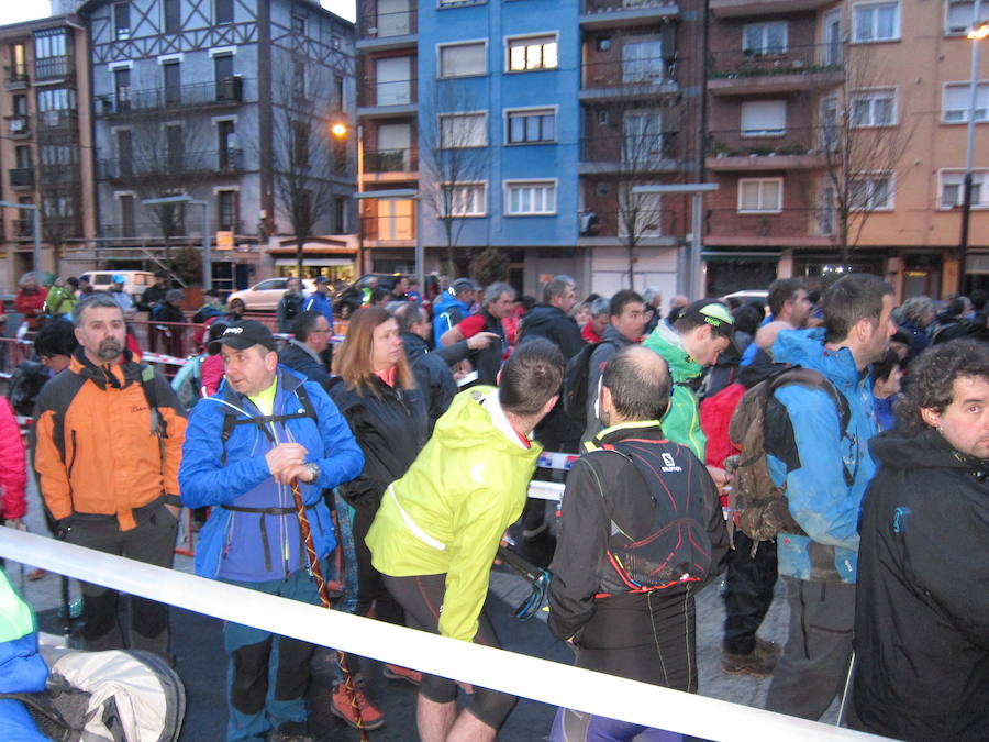 El grupo de montaña Aizkardi, de Amasa-Villabona, celebró el domingo su 50 marcha montañera con gran éxito de participación, 764 personas que desafiaron al mal tiempo con humor. De ellos 316 montañeros partieron a las siete de la mañana desde la plaza de Villabona para completar un recorrido de 43 kilómetros. A las ocho fueron 448 los que dieron comienzo a la marcha con el objetivo de hacer 22 kilómetros. El barro fue el mayor enemigo y lo positivo que la lluvia dio tregua. Gorka Zubeldia recibió el premio Shebe Peña.