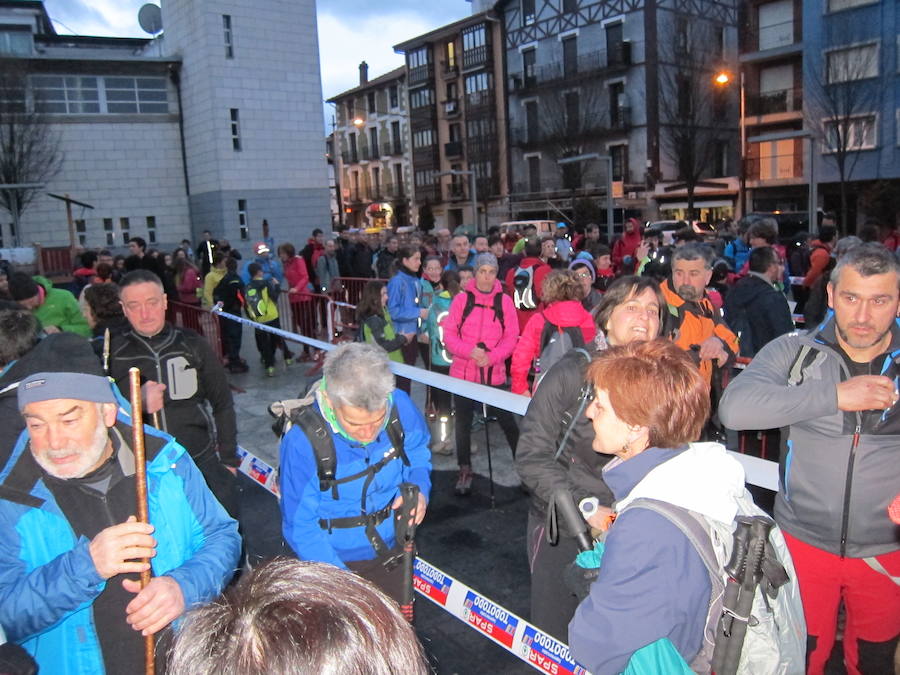 El grupo de montaña Aizkardi, de Amasa-Villabona, celebró el domingo su 50 marcha montañera con gran éxito de participación, 764 personas que desafiaron al mal tiempo con humor. De ellos 316 montañeros partieron a las siete de la mañana desde la plaza de Villabona para completar un recorrido de 43 kilómetros. A las ocho fueron 448 los que dieron comienzo a la marcha con el objetivo de hacer 22 kilómetros. El barro fue el mayor enemigo y lo positivo que la lluvia dio tregua. Gorka Zubeldia recibió el premio Shebe Peña.