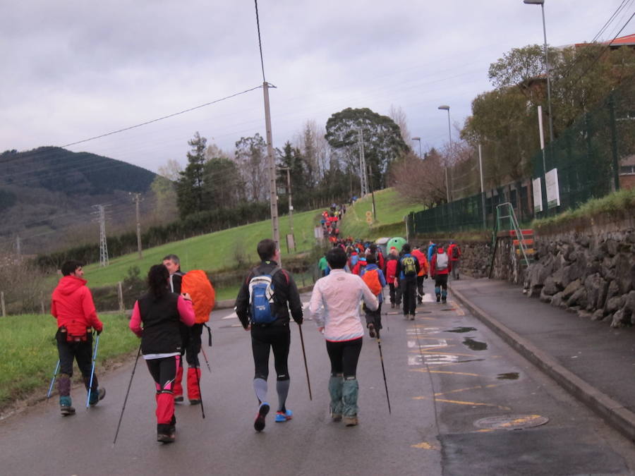El grupo de montaña Aizkardi, de Amasa-Villabona, celebró el domingo su 50 marcha montañera con gran éxito de participación, 764 personas que desafiaron al mal tiempo con humor. De ellos 316 montañeros partieron a las siete de la mañana desde la plaza de Villabona para completar un recorrido de 43 kilómetros. A las ocho fueron 448 los que dieron comienzo a la marcha con el objetivo de hacer 22 kilómetros. El barro fue el mayor enemigo y lo positivo que la lluvia dio tregua. Gorka Zubeldia recibió el premio Shebe Peña.