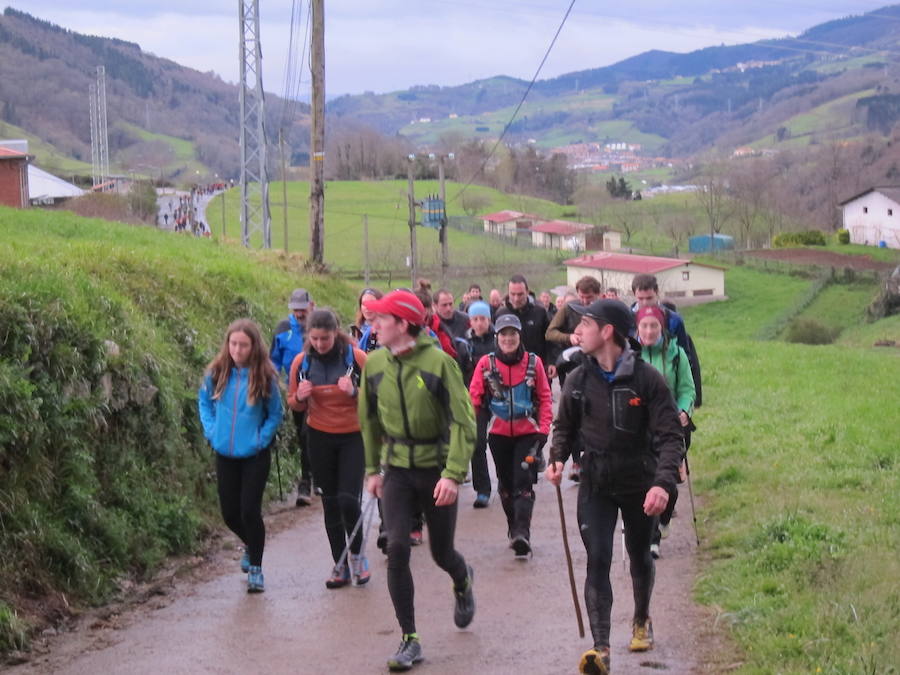 El grupo de montaña Aizkardi, de Amasa-Villabona, celebró el domingo su 50 marcha montañera con gran éxito de participación, 764 personas que desafiaron al mal tiempo con humor. De ellos 316 montañeros partieron a las siete de la mañana desde la plaza de Villabona para completar un recorrido de 43 kilómetros. A las ocho fueron 448 los que dieron comienzo a la marcha con el objetivo de hacer 22 kilómetros. El barro fue el mayor enemigo y lo positivo que la lluvia dio tregua. Gorka Zubeldia recibió el premio Shebe Peña.