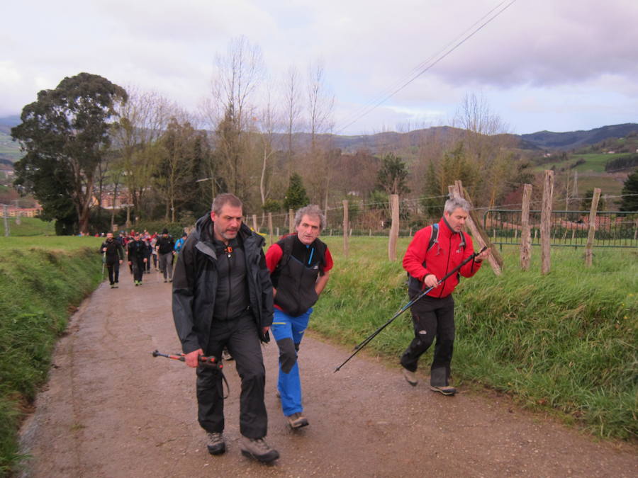 El grupo de montaña Aizkardi, de Amasa-Villabona, celebró el domingo su 50 marcha montañera con gran éxito de participación, 764 personas que desafiaron al mal tiempo con humor. De ellos 316 montañeros partieron a las siete de la mañana desde la plaza de Villabona para completar un recorrido de 43 kilómetros. A las ocho fueron 448 los que dieron comienzo a la marcha con el objetivo de hacer 22 kilómetros. El barro fue el mayor enemigo y lo positivo que la lluvia dio tregua. Gorka Zubeldia recibió el premio Shebe Peña.