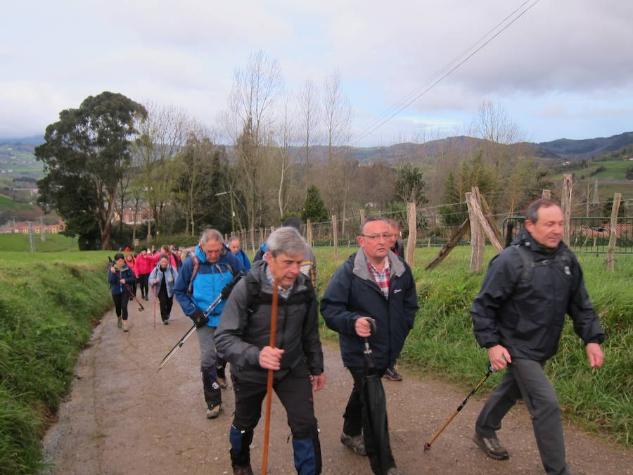 El grupo de montaña Aizkardi, de Amasa-Villabona, celebró el domingo su 50 marcha montañera con gran éxito de participación, 764 personas que desafiaron al mal tiempo con humor. De ellos 316 montañeros partieron a las siete de la mañana desde la plaza de Villabona para completar un recorrido de 43 kilómetros. A las ocho fueron 448 los que dieron comienzo a la marcha con el objetivo de hacer 22 kilómetros. El barro fue el mayor enemigo y lo positivo que la lluvia dio tregua. Gorka Zubeldia recibió el premio Shebe Peña.
