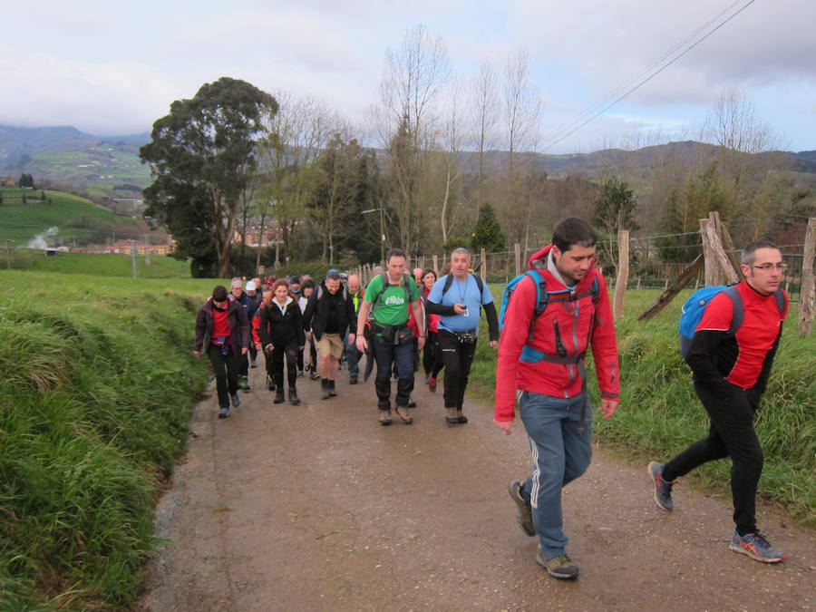 El grupo de montaña Aizkardi, de Amasa-Villabona, celebró el domingo su 50 marcha montañera con gran éxito de participación, 764 personas que desafiaron al mal tiempo con humor. De ellos 316 montañeros partieron a las siete de la mañana desde la plaza de Villabona para completar un recorrido de 43 kilómetros. A las ocho fueron 448 los que dieron comienzo a la marcha con el objetivo de hacer 22 kilómetros. El barro fue el mayor enemigo y lo positivo que la lluvia dio tregua. Gorka Zubeldia recibió el premio Shebe Peña.
