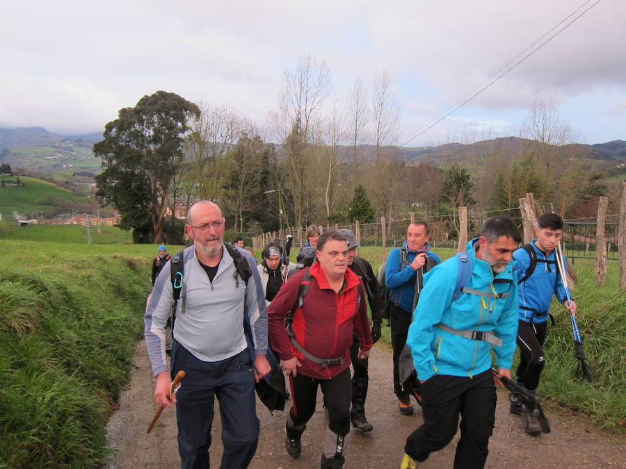 El grupo de montaña Aizkardi, de Amasa-Villabona, celebró el domingo su 50 marcha montañera con gran éxito de participación, 764 personas que desafiaron al mal tiempo con humor. De ellos 316 montañeros partieron a las siete de la mañana desde la plaza de Villabona para completar un recorrido de 43 kilómetros. A las ocho fueron 448 los que dieron comienzo a la marcha con el objetivo de hacer 22 kilómetros. El barro fue el mayor enemigo y lo positivo que la lluvia dio tregua. Gorka Zubeldia recibió el premio Shebe Peña.