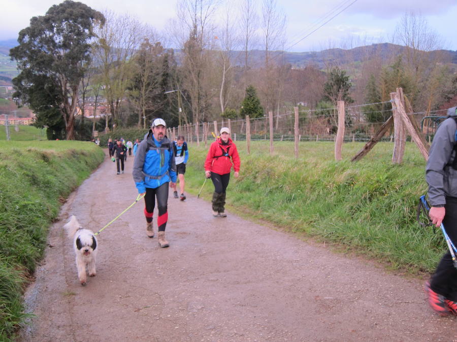 El grupo de montaña Aizkardi, de Amasa-Villabona, celebró el domingo su 50 marcha montañera con gran éxito de participación, 764 personas que desafiaron al mal tiempo con humor. De ellos 316 montañeros partieron a las siete de la mañana desde la plaza de Villabona para completar un recorrido de 43 kilómetros. A las ocho fueron 448 los que dieron comienzo a la marcha con el objetivo de hacer 22 kilómetros. El barro fue el mayor enemigo y lo positivo que la lluvia dio tregua. Gorka Zubeldia recibió el premio Shebe Peña.
