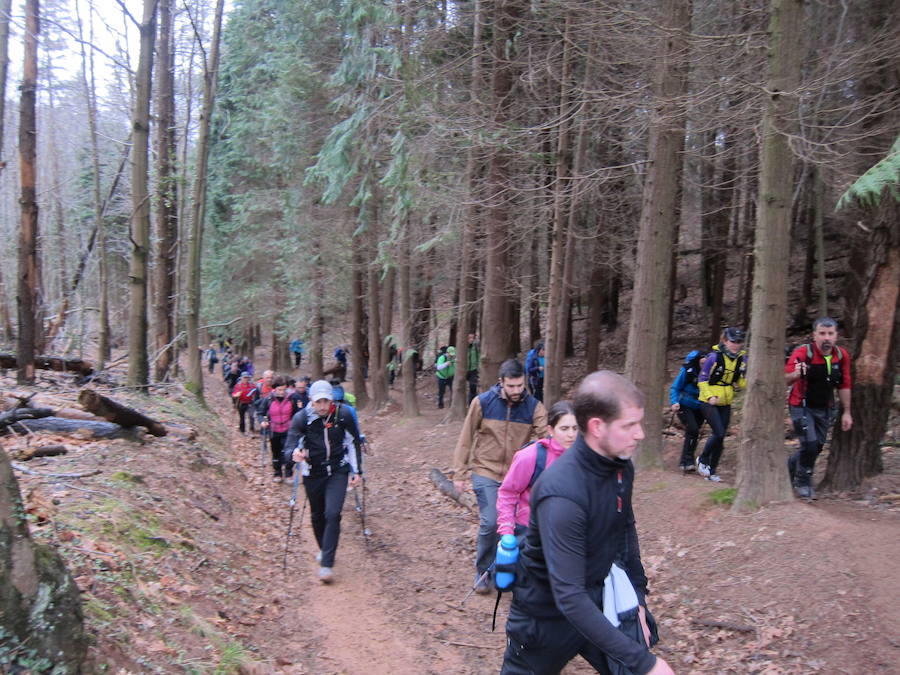 El grupo de montaña Aizkardi, de Amasa-Villabona, celebró el domingo su 50 marcha montañera con gran éxito de participación, 764 personas que desafiaron al mal tiempo con humor. De ellos 316 montañeros partieron a las siete de la mañana desde la plaza de Villabona para completar un recorrido de 43 kilómetros. A las ocho fueron 448 los que dieron comienzo a la marcha con el objetivo de hacer 22 kilómetros. El barro fue el mayor enemigo y lo positivo que la lluvia dio tregua. Gorka Zubeldia recibió el premio Shebe Peña.