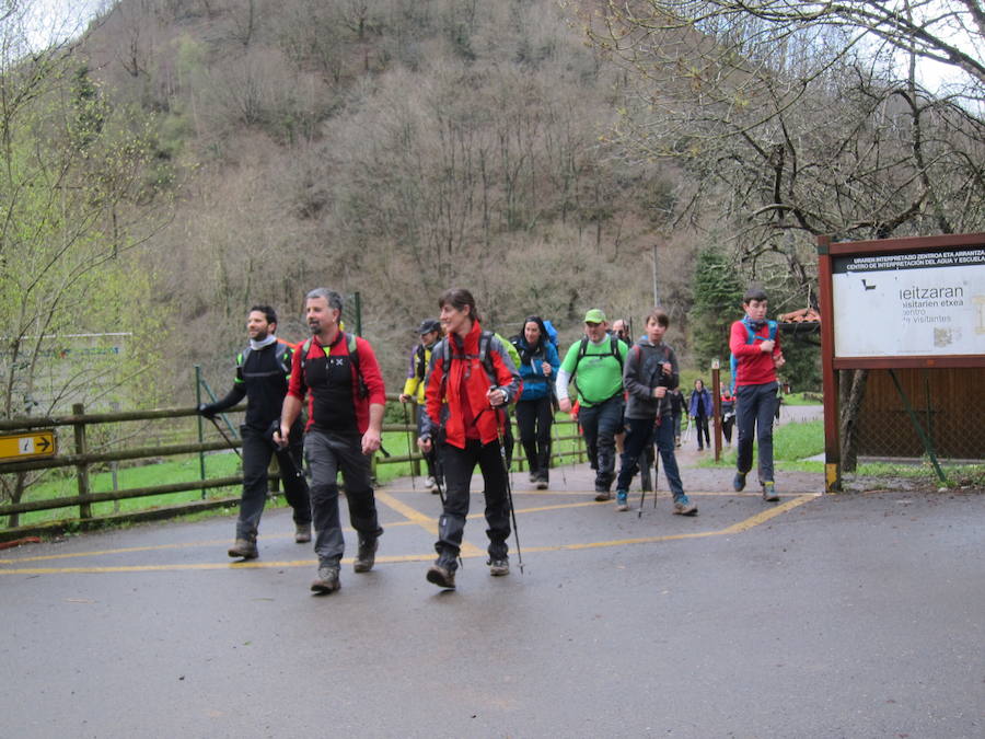 El grupo de montaña Aizkardi, de Amasa-Villabona, celebró el domingo su 50 marcha montañera con gran éxito de participación, 764 personas que desafiaron al mal tiempo con humor. De ellos 316 montañeros partieron a las siete de la mañana desde la plaza de Villabona para completar un recorrido de 43 kilómetros. A las ocho fueron 448 los que dieron comienzo a la marcha con el objetivo de hacer 22 kilómetros. El barro fue el mayor enemigo y lo positivo que la lluvia dio tregua. Gorka Zubeldia recibió el premio Shebe Peña.