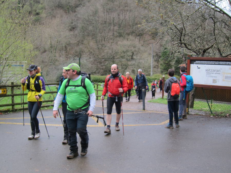 El grupo de montaña Aizkardi, de Amasa-Villabona, celebró el domingo su 50 marcha montañera con gran éxito de participación, 764 personas que desafiaron al mal tiempo con humor. De ellos 316 montañeros partieron a las siete de la mañana desde la plaza de Villabona para completar un recorrido de 43 kilómetros. A las ocho fueron 448 los que dieron comienzo a la marcha con el objetivo de hacer 22 kilómetros. El barro fue el mayor enemigo y lo positivo que la lluvia dio tregua. Gorka Zubeldia recibió el premio Shebe Peña.