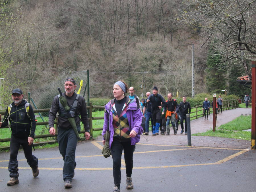 El grupo de montaña Aizkardi, de Amasa-Villabona, celebró el domingo su 50 marcha montañera con gran éxito de participación, 764 personas que desafiaron al mal tiempo con humor. De ellos 316 montañeros partieron a las siete de la mañana desde la plaza de Villabona para completar un recorrido de 43 kilómetros. A las ocho fueron 448 los que dieron comienzo a la marcha con el objetivo de hacer 22 kilómetros. El barro fue el mayor enemigo y lo positivo que la lluvia dio tregua. Gorka Zubeldia recibió el premio Shebe Peña.