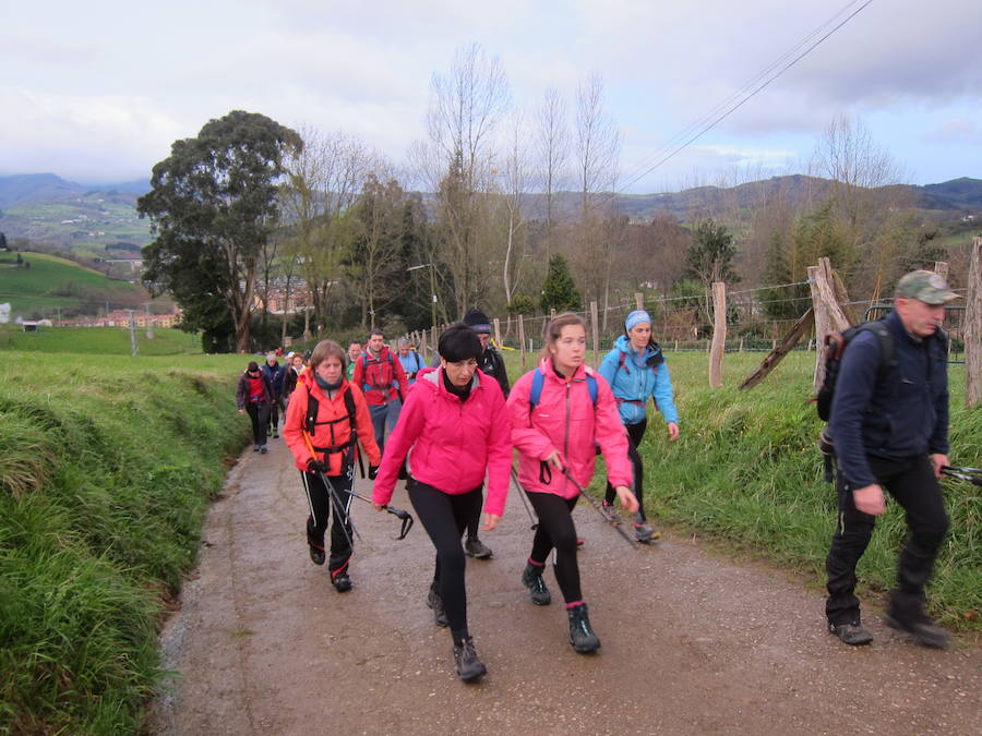 El grupo de montaña Aizkardi, de Amasa-Villabona, celebró el domingo su 50 marcha montañera con gran éxito de participación, 764 personas que desafiaron al mal tiempo con humor. De ellos 316 montañeros partieron a las siete de la mañana desde la plaza de Villabona para completar un recorrido de 43 kilómetros. A las ocho fueron 448 los que dieron comienzo a la marcha con el objetivo de hacer 22 kilómetros. El barro fue el mayor enemigo y lo positivo que la lluvia dio tregua. Gorka Zubeldia recibió el premio Shebe Peña.