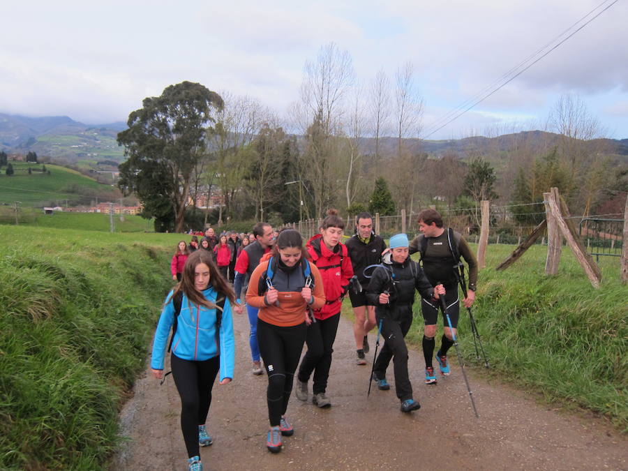 El grupo de montaña Aizkardi, de Amasa-Villabona, celebró el domingo su 50 marcha montañera con gran éxito de participación, 764 personas que desafiaron al mal tiempo con humor. De ellos 316 montañeros partieron a las siete de la mañana desde la plaza de Villabona para completar un recorrido de 43 kilómetros. A las ocho fueron 448 los que dieron comienzo a la marcha con el objetivo de hacer 22 kilómetros. El barro fue el mayor enemigo y lo positivo que la lluvia dio tregua. Gorka Zubeldia recibió el premio Shebe Peña.