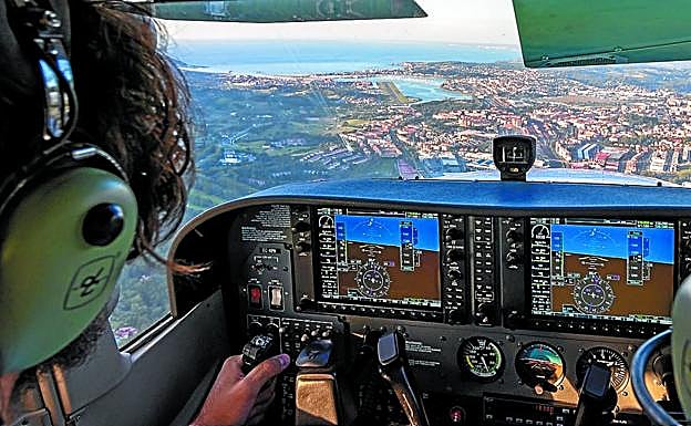 Vista desde la cabina de los pilotos, en un vuelo que se aproxima al aeropuerto de Hondarribia.