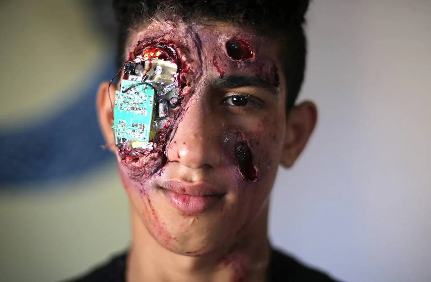Alaa Abu Mustafa muestra su destreza con el maquillaje pintando la cara a los niños palestinos al sur de la Franja de Gaza. 