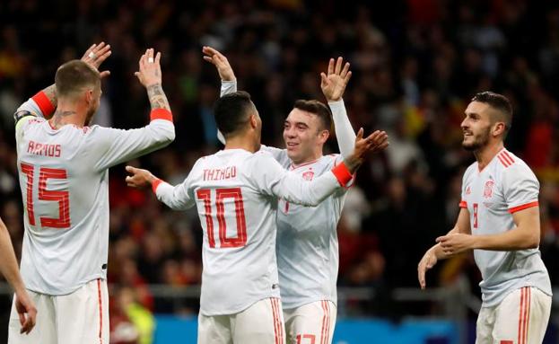 Los jugadores españoles celebran el gol de Iago Aspas ante Argentina. 