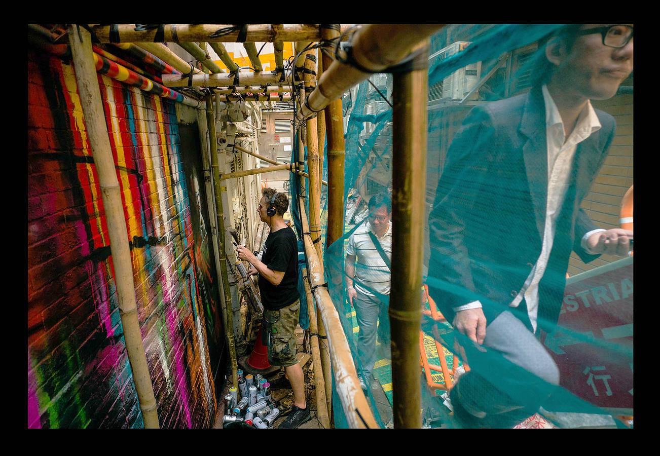 Decenas de murales estallan y florecen en paredes y callejones de Hong Kong. La ciudad carece de una pinacoteca reconocida en el mundo, pero el arte presente en sus calles ha recibido un gran impulso, favorecido por el creciente número de exposiciones celebradas en los últimos años y el altavoz de Instagram. En 2015, un mosaico del artista francés Invader se vendió en una subasta por 258.000 dólares. La obra había sido destruida por las autoridades de Honng Kong, lo que enfureció a los residentes, y luego fue recreada para la venta.