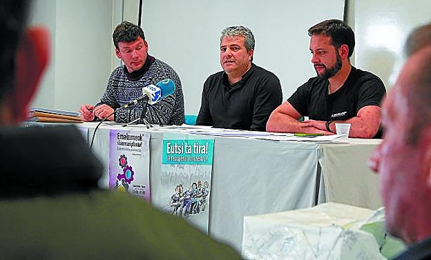 Representantes sindicales ayer durante la rueda de prensa. 