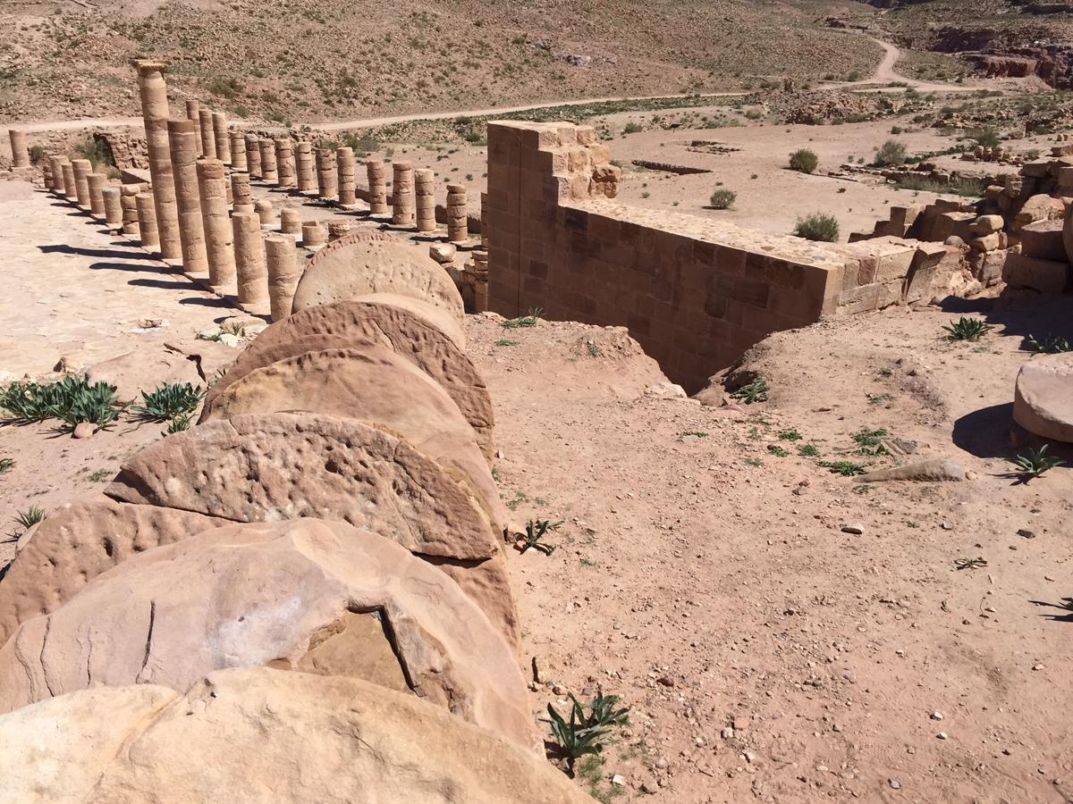 Incluida entre las Siete Maravillas del Mundo en 2007, esta urbe abandonada con gran parte de sus construcciones talladas en la roca es la mayor atracción de Jordania