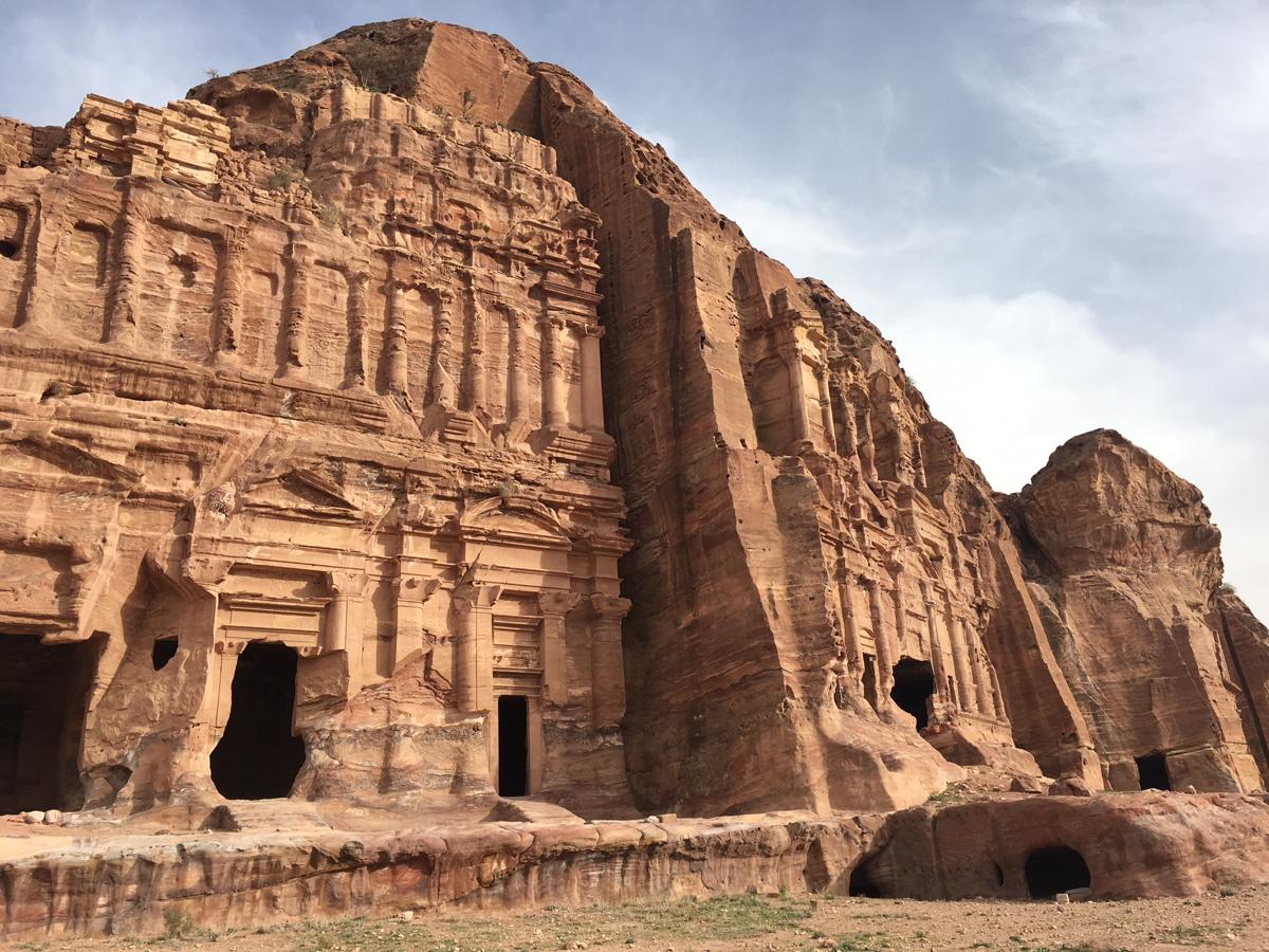 Incluida entre las Siete Maravillas del Mundo en 2007, esta urbe abandonada con gran parte de sus construcciones talladas en la roca es la mayor atracción de Jordania