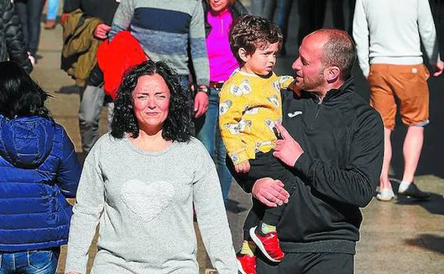 Sonia y Elisendo, con el pequeño Arnau, pasean por la Parte Vieja. 