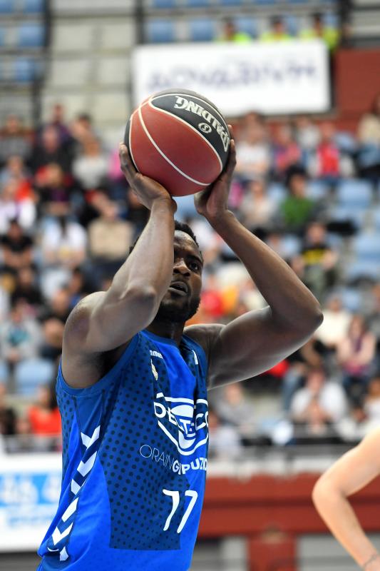 El Baskonia se lleva la victoria, 72-84. Los alaveses hacen valer su calidad para imponerse a un Gipuzkoa Basket que brilló en la primera mitad pero que tuvo que hincar la rodilla ante un rival superior.