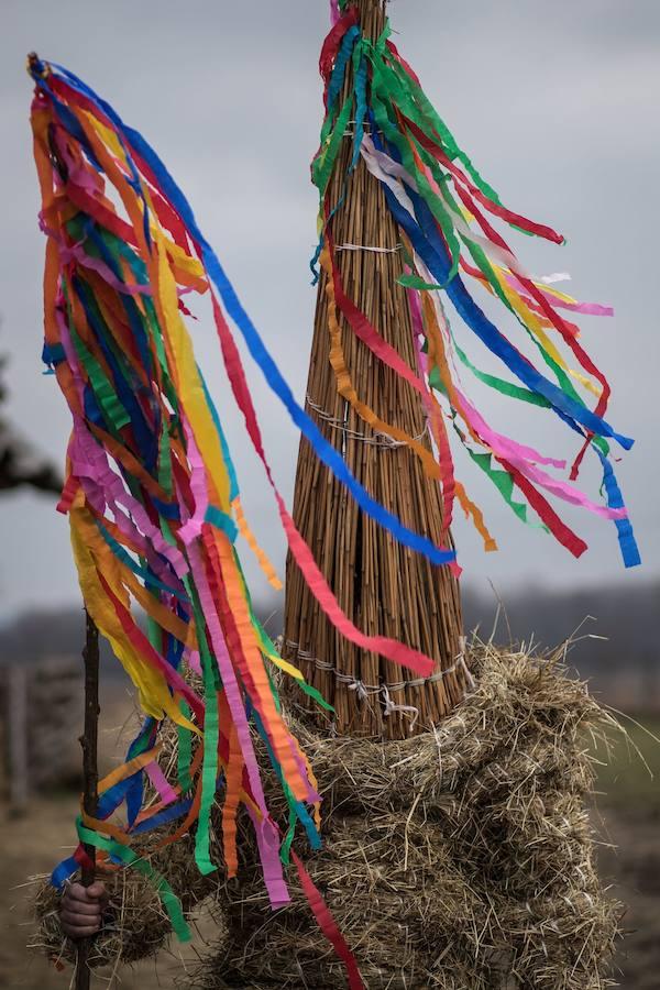 El pueblo checo de Stradoun celebra la Semana Santa con 'Marching Judas'. Para realizar esta tradicional procesión que tiene lugar cada Sábado Santo, disfrazan al mayor de los adolescentes del pueblo con un traje de heno y un alto gorro de caña. Así, el joven simboliza a Judas, y tiene el cometido de acudir a todas las casas de la zona para recitar el pasaje protagonizado por el personaje que encarna. Esta antigua tradición checa de Pascua, que se produce en algunas aldeas de la región de Pardubice, fue registrada en la Lista del Patrimonio Cultural Inmaterial de la Humanidad de la UNESCO en 2012. 