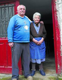 Imagen secundaria 2 - Arriba el viaducto y el túnel hacia Bergara. Abajo a la izquierda, el helipuerto cubierto de troncos. A la izquierda Josefa y su hijo Juan Antonio. 