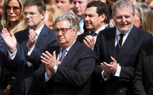 Zoido (c), durante la Semana Santa en Málaga.