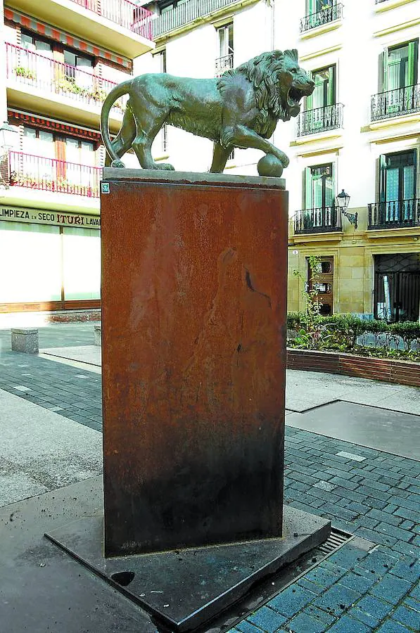 El donostiarra más viejo. El león de la plaza Lasala fue instalado a mediados del XIX junto a la Puerta de Tierra. / DIBUJO DE ÁNGEL PIRALA 