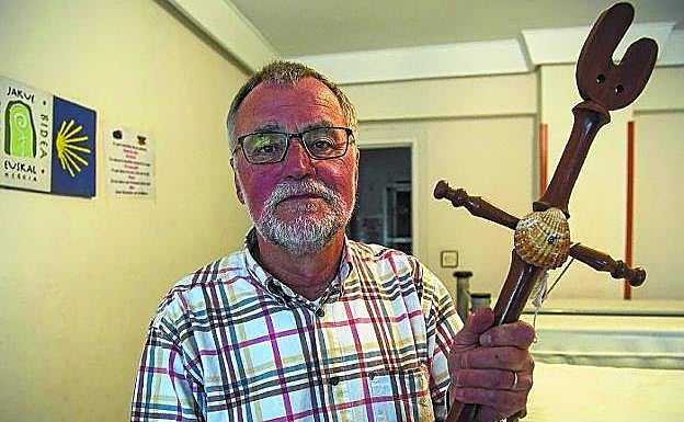 Wim Nabuurs, con el bordón del peregrino, en el albergue de la calle Lucas de Berroa.