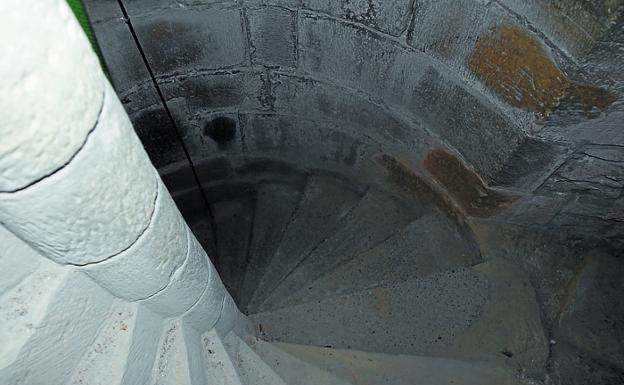 El acceso al campanario es através de una escalera de caracol.