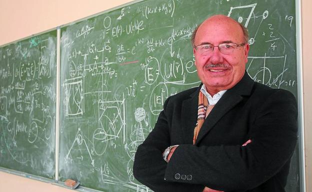 Rafael Rebolo, ante una pizarra ubicada en la fachada del Donostia International Physics Center (DIPC). 