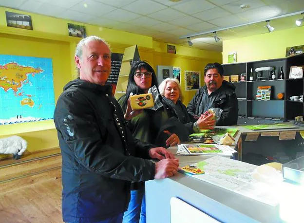 Una familia de catalanes de Sabadell comprando queso. 