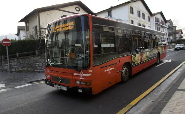 Un autobús urbano circula por Irun.