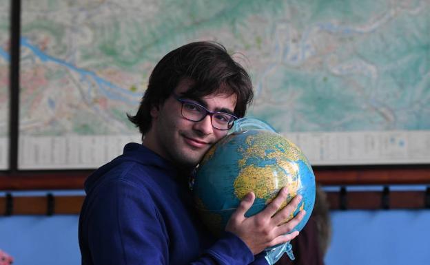 Julen Ortiz posa en su aula del colegio Escolapios con la bola del mundo.